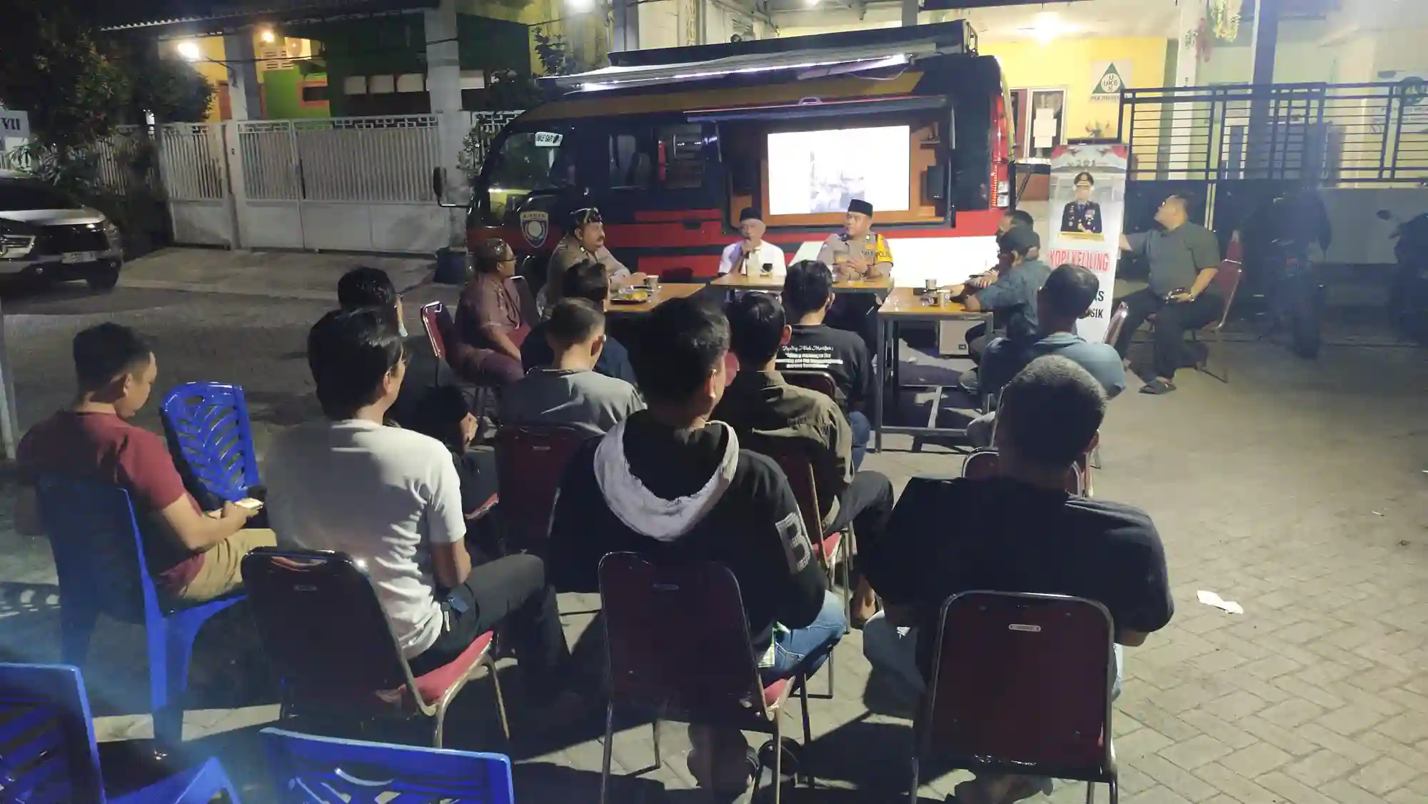 Satbinmas Polres Gresik Blusukan Malam Serap Aspirasi Warga GBA Lewat Program Kopi Keliling