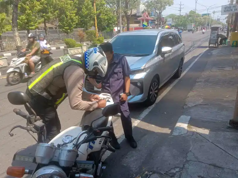 Operasi Patuh Semeru 2025: Sepekan Polres Gresik Tindak Ribuan Pelanggar Lalu Lintas