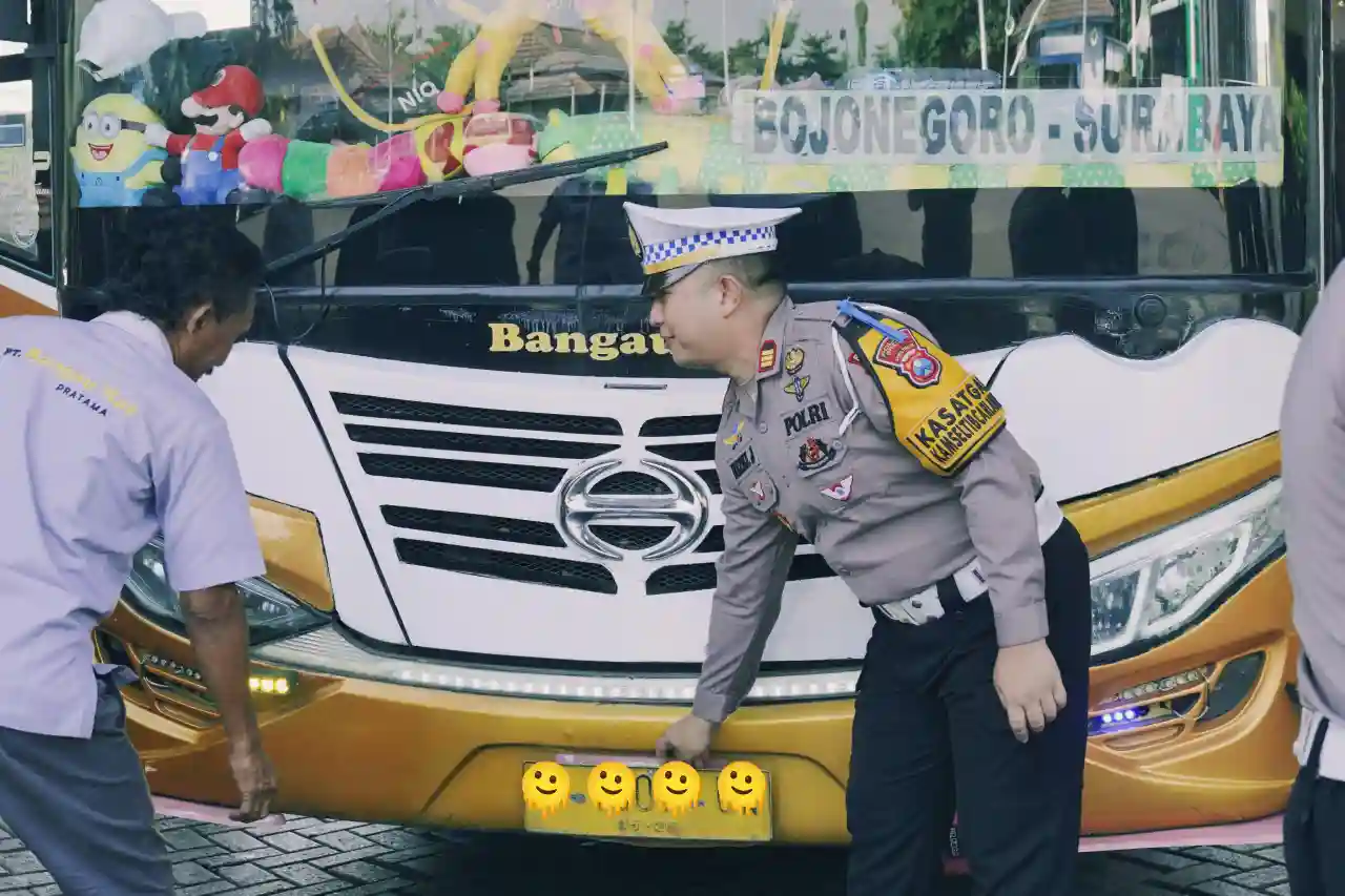 2 Bus Ditilang dalam Rampcheck di Gresik, Polisi Ingatkan Pentingnya Keselamatan