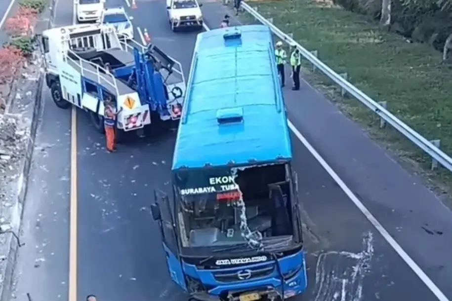 Bus Terguling di Tol Kebomas–Tandes Barat Akibat Rem Blong, Satu Orang Alami Luka Ringan