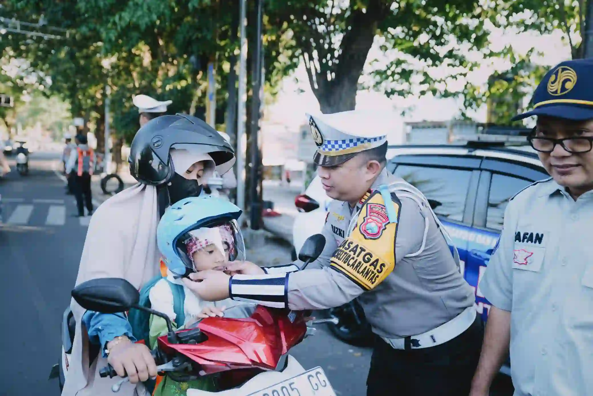 Operasi Patuh Semeru 2025: Satlantas Polres Gresik Berikan Helm Gratis dan Souvenir