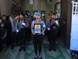Bripka Akhmad Kurniawan Dimakamkan Secara Kedinasan, Polres Gresik Beri Penghormatan Terakhir