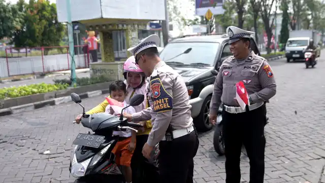 Bersatu Berdaulat, Rakyat Sejahtera, Indonesia Maju: Polantas Gresik Tebarkan Semangat Kemerdekaan