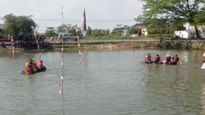Meriah Lomba Dayung Antar RT Dalam Rangka HUT RI ke-80 di Duduksampeyan Gresik