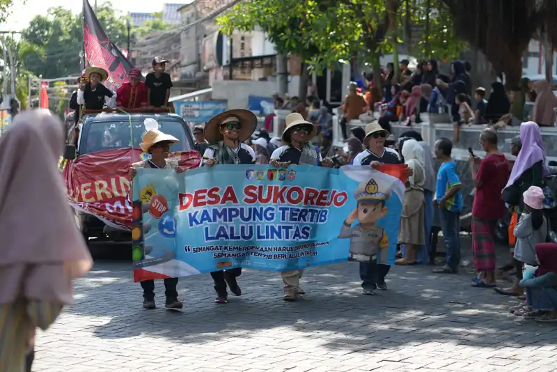 Satlantas Polres Gresik Edukasi Warga Lewat Karnaval HUT RI ke-80