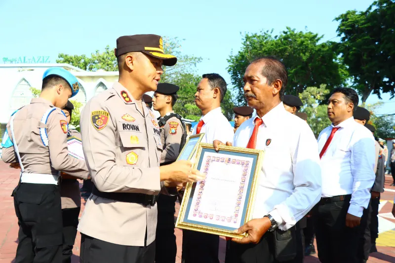 Polres Gresik Apresiasi 34 Personel Berprestasi, Kapolres: Jadikan Motivasi Tingkatkan Kinerja