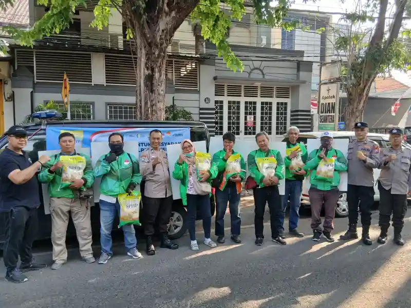 Ringankan Beban Ojol dan Warga CFD, Polres Gresik Gelar Gerakan Pangan Murah