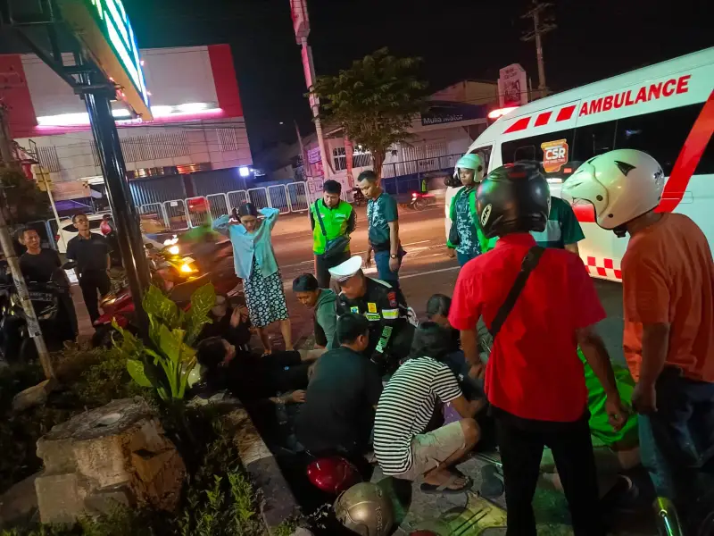 Sinergi Ojol, Warga, dan Polisi di Gresik Selamatkan Korban Kecelakaan