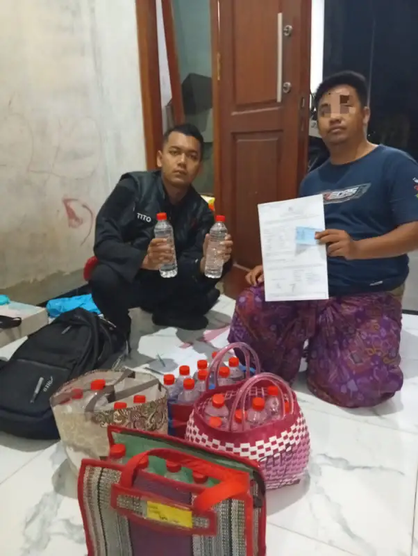 Polres Gresik Amankan Puluhan Botol Arak Bali dan Miras Impor dalam Operasi Tipiring