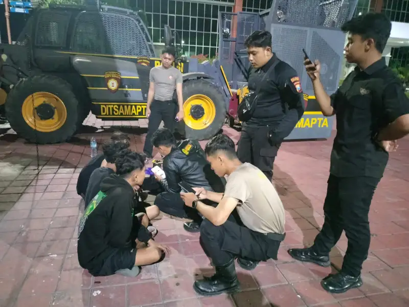Gerak-Geriknya Mencurigakan, Tiga Pemuda Ini Diciduk Raimas Polres Gresik Saat Buang Barang Haram!