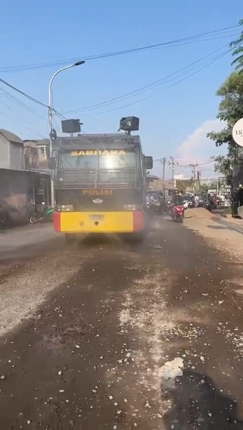 Debu Tebal Ganggu Warga, Polres Gresik Langsung Turunkan Water Cannon!
