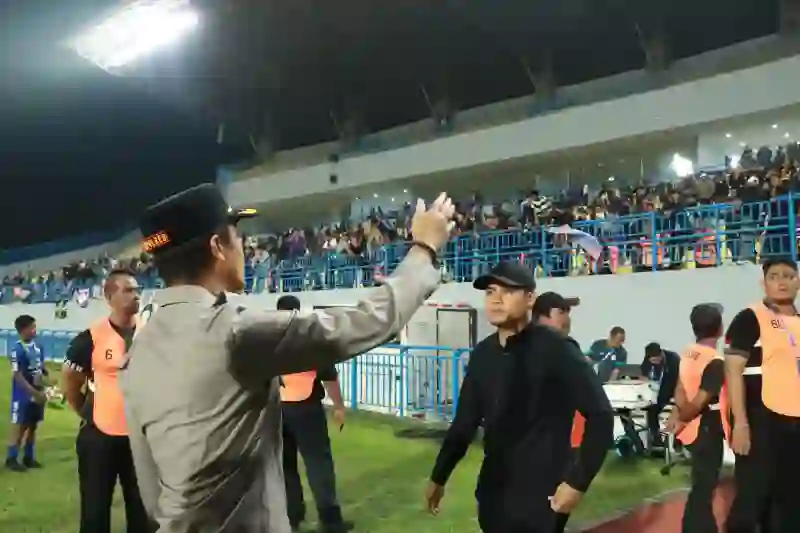 Pengamanan Humanis Polres Gresik Jaga Derby Jatim, Persik vs Persebaya Berjalan Aman dan Tertib