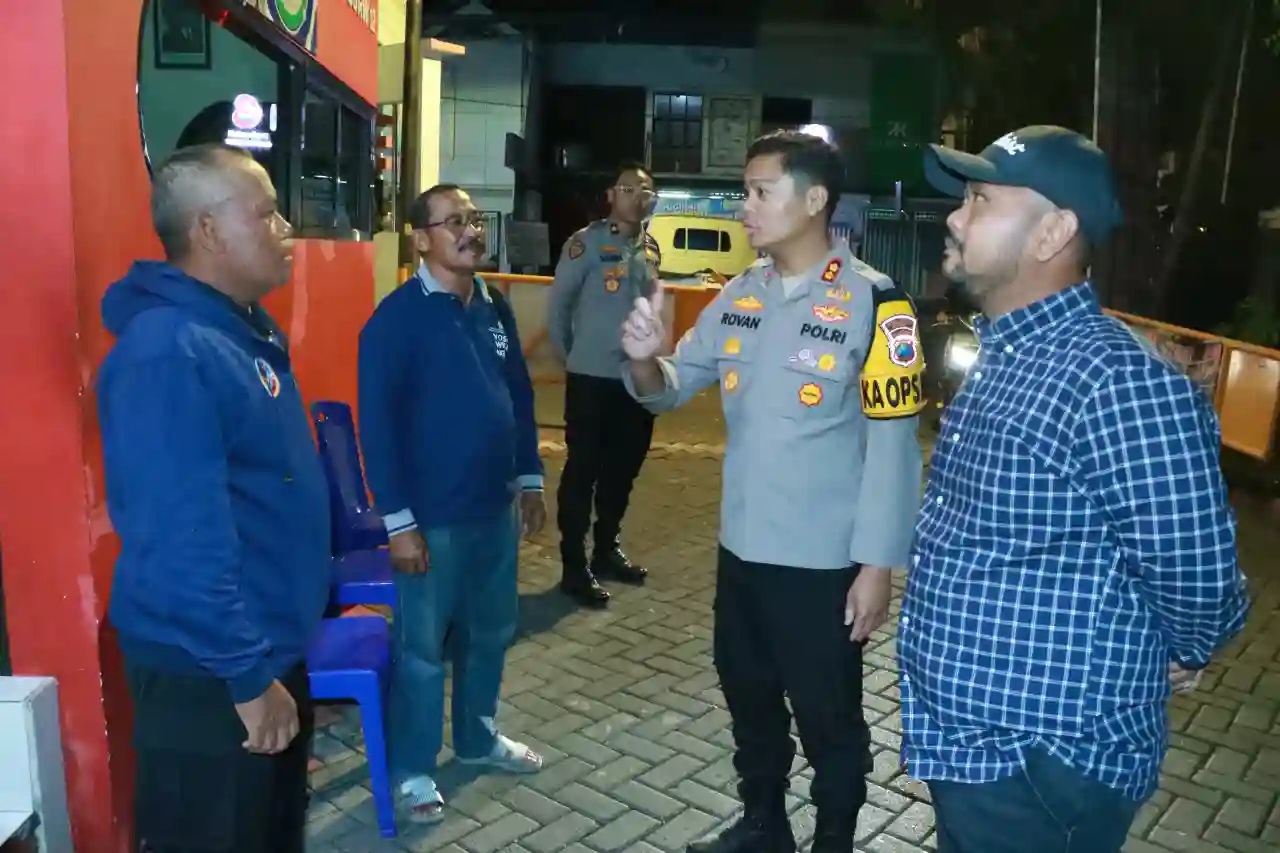 Wujud Kepedulian Keamanan, Bupati dan Kapolres Gresik Sidak Pos Satkamling Hingga Larut Malam