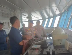 Pastikan Penumpang Aman Selama Nataru, Satpolairud Polres Gresik Cek Kelayakan Kapal