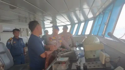 Pastikan Penumpang Aman Selama Nataru, Satpolairud Polres Gresik Cek Kelayakan Kapal