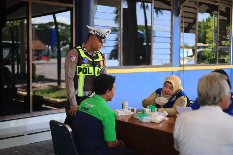 Pastikan Keselamatan Nataru, Polres Gresik Gelar Rampcheck dan Tes Urine Driver Angkutan Umum