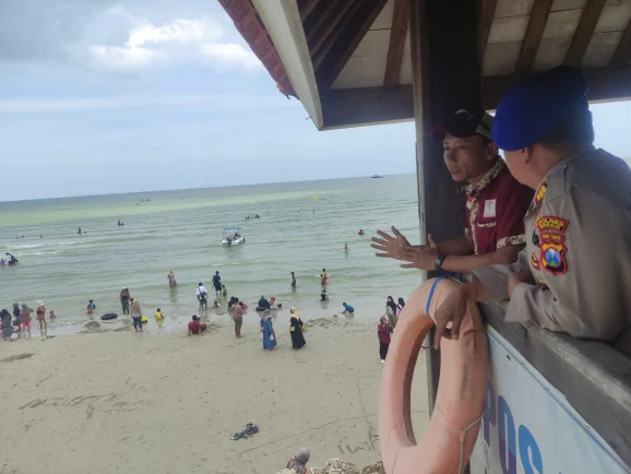 Pantai Dalegan Dipadati Wisatawan, Satpolair Polres Gresik Tingkatkan Pengamanan Nataru 2025