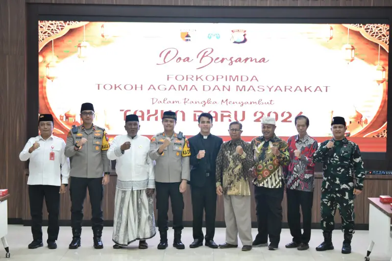 Jaga Kondusifitas Pergantian Tahun 2025, Polres Gresik Gelar Apel Besar dan Doa Bersama Lintas Agama