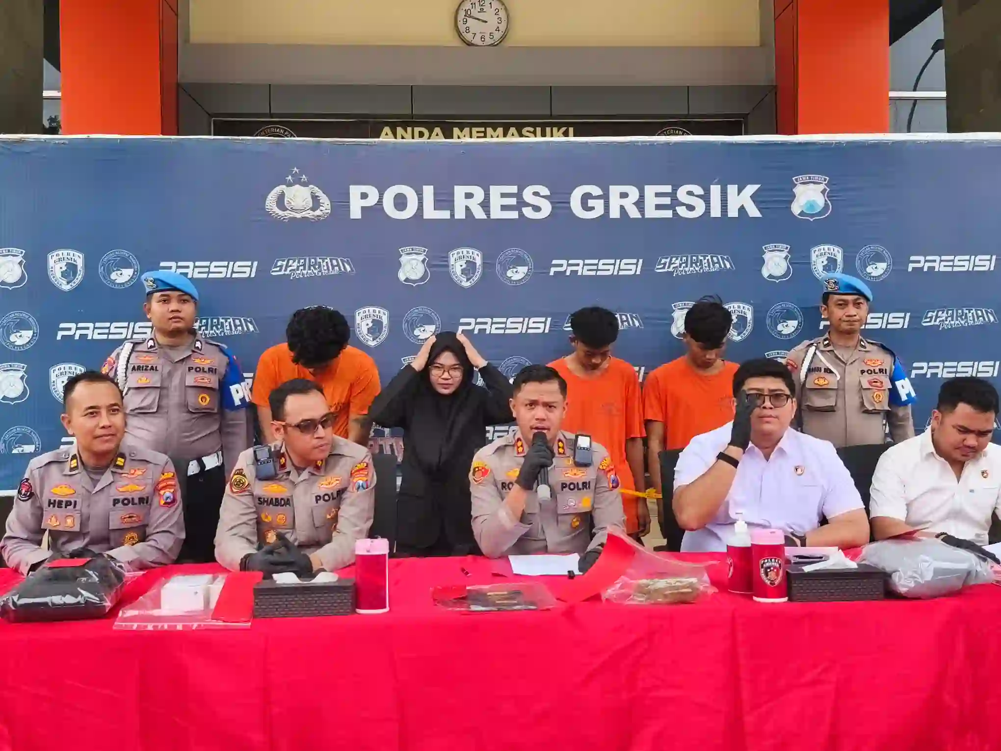 Polres Gresik Bongkar Aksi Brutal Gangster Kampungan, Tiga Pelaku Pengeroyokan, Lima Masih DPO