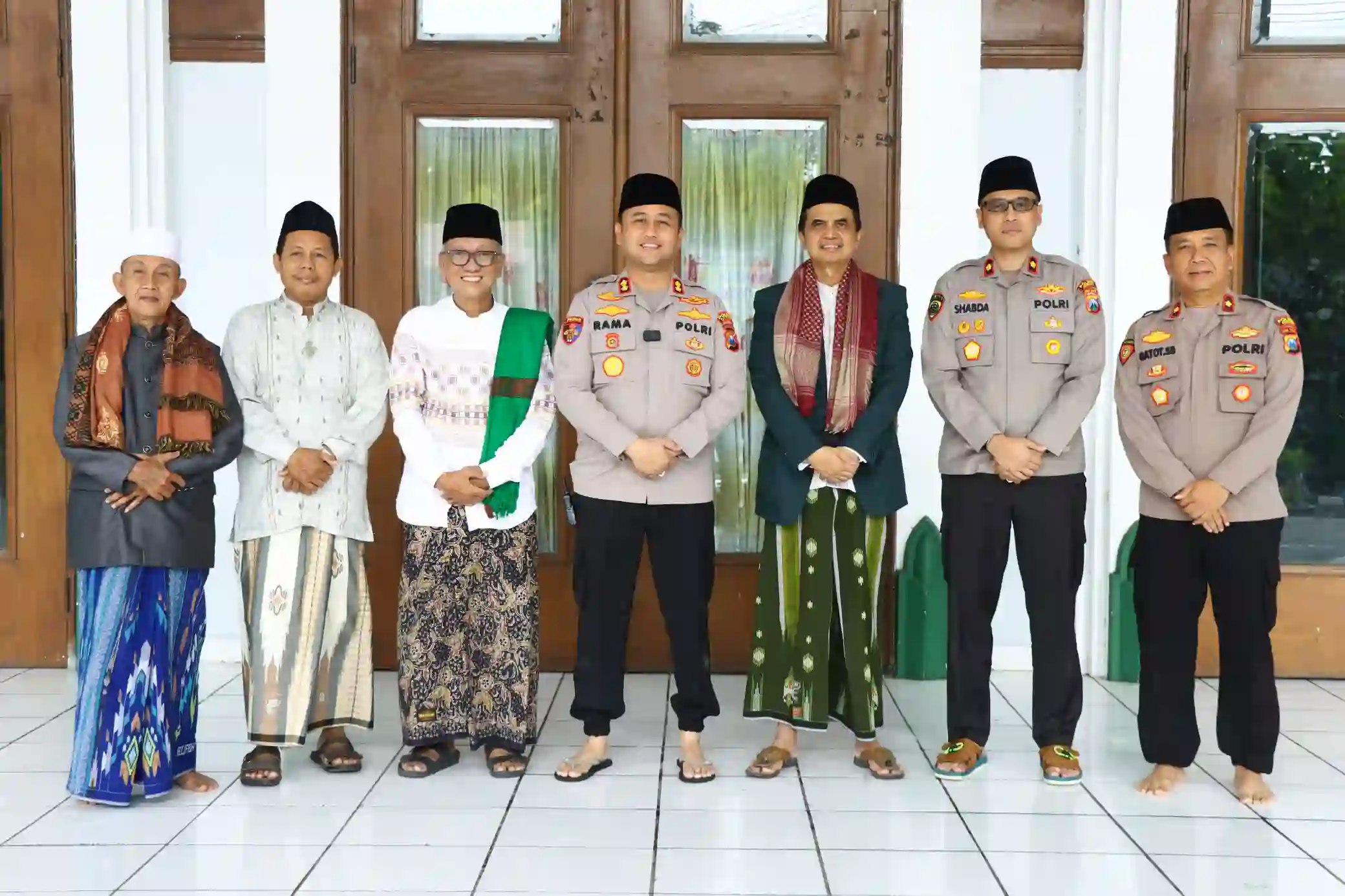 Usai Sholat Jumat, Kapolres Gresik Silaturahmi dengan Pengurus Masjid Agung Maulana Malik Ibrahim