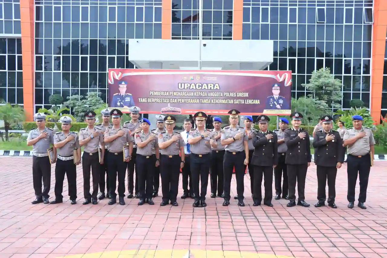 Kapolres Gresik Apresiasi Dedikasi Personel, 63 Anggota Terima Penghargaan dan Satyalancana