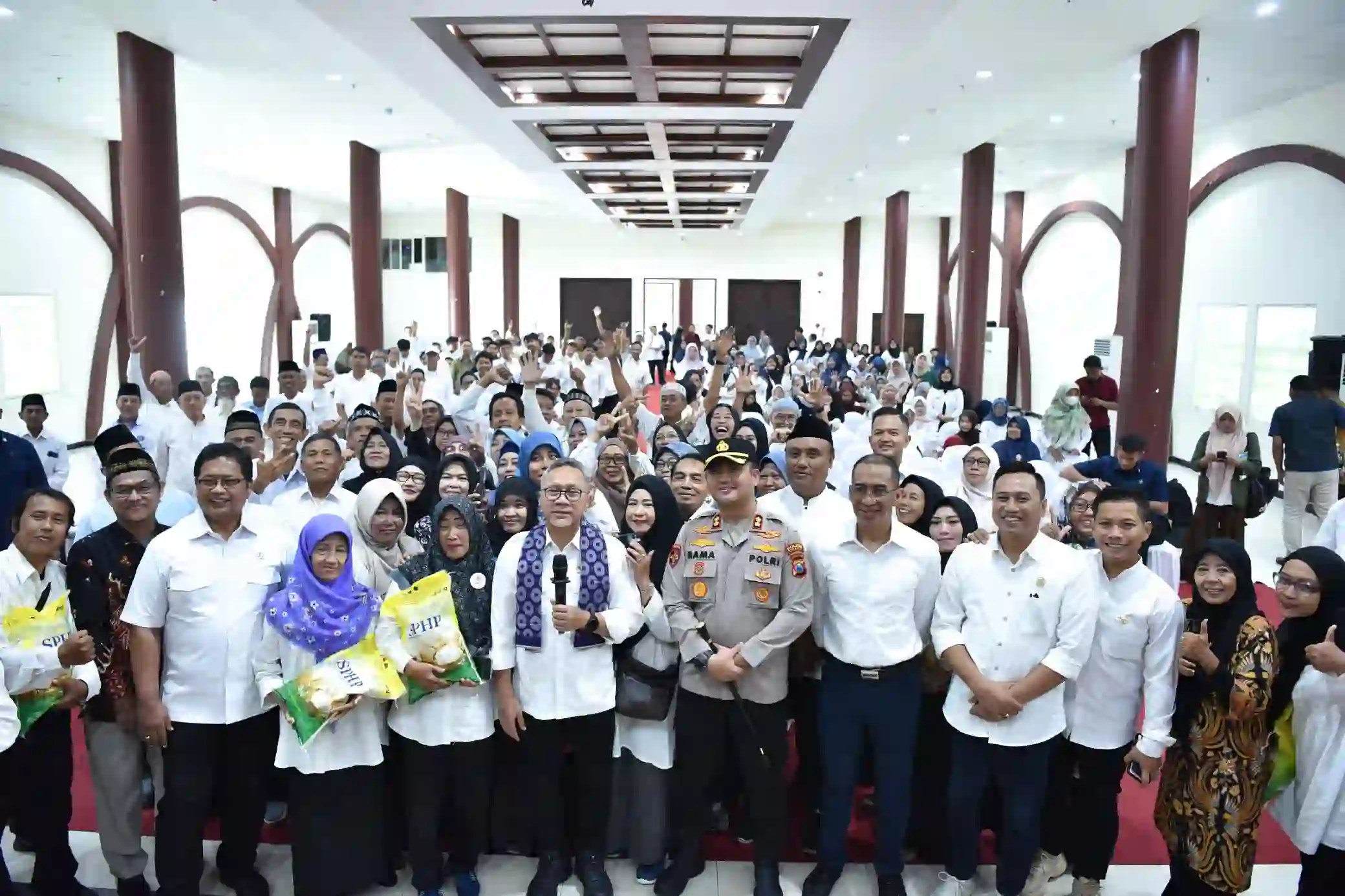 Menko Pangan Tinjau Sekolah hingga Kampung Bandeng di Gresik, Kapolres Pastikan Kenyamanan dan Keamanan