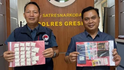 Keberhasilan Polres Gresik, 1.169 Pil Dobel L Berhasil Diamankan dari Peredaran
GRESIK - Keberhasilan Polres Gresik dalam memberantas narkoba kembali ditunjukkan. Kali ini, peredaran narkoba jenis pil logo LL berhasil diungkap dengan mengamankan 1.169 butir pil LL dari seorang pelaku di wilayah Kecamatan Gresik.
Seorang pria berinisial KH (33) diamankan bersama 1.169 butir obat keras pil logo LL di wilayah Kecamatan Gresik, Selasa (13/1/2026).
Pengungkapan tersebut dilakukan di sebuah rumah kontrakan di Jalan Gubernur Suryo, Kelurahan Tlogopojok, Kecamatan Gresik, Kabupaten Gresik, sekitar pukul 11.00 WIB.
Kasat Resnarkoba Polres Gresik AKP Ahmad Yani mengatakan, penangkapan berawal dari informasi adanya peredaran pil logo LL yang dilakukan pelaku.
“Pelaku kami amankan saat berada di rumah kontrakannya. Dari hasil penggeledahan, petugas menemukan ribuan butir obat keras pil logo LL yang diedarkan tanpa izin,” ujar AKP Ahmad Yani, Selasa malam.
Dalam pengungkapan tersebut, polisi lebih dulu mengamankan 64 butir pil LL yang diserahkan pelaku kepada seorang saksi perempuan berinisial S. Pengembangan kemudian dilakukan hingga ditemukan barang bukti tambahan di lokasi.
“Total barang bukti yang berhasil diamankan sebanyak 1.169 butir pil logo LL, uang tunai Rp1,5 juta, satu unit handphone, tas selempang, serta plastik klip kosong yang diduga digunakan untuk mengemas pil,” jelasnya.
AKP Ahmad Yani menegaskan, peredaran obat keras tanpa izin sangat berbahaya karena dapat menimbulkan dampak serius bagi kesehatan masyarakat.
“Atas perbuatannya, tersangka kami jerat dengan Pasal 435 dan/atau Pasal 436 ayat (2) Undang-Undang Nomor 17 Tahun 2023 tentang Kesehatan,” tegasnya.
Saat ini, lanjut AKP Ahmad Yani, penyidik masih terus melakukan pendalaman, termasuk pemeriksaan saksi-saksi, pengiriman barang bukti ke Laboratorium Forensik Polda Jatim.
Polres Gresik mengimbau warga apabila mengetahui atau melihat adanya tindak pidana, masyarakat bisa langsung melapor ke kantor polisi terdekat, menghubungi call center 110, atau hotline Lapor Cak Rama di 0811-8800-2006.