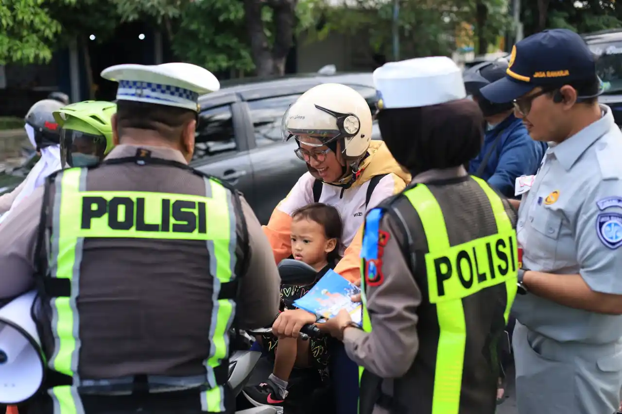 Satlantas Polres Gresik Gencarkan Edukasi Keselamatan, Pengguna Jalan Tertib Dapat Cokelat