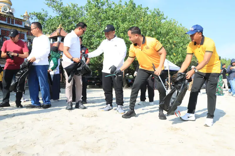 Dukung Program Presiden Prabowo, Forkopimda Gresik Gelar Aksi Bersih Pantai Dalegan