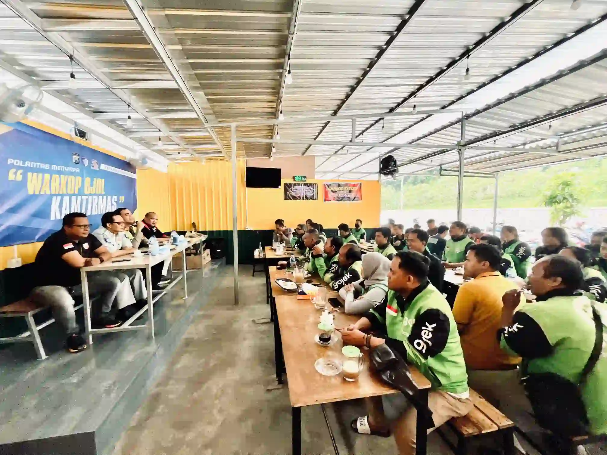 Sinergi di Balik Secangkir Kopi: Satlantas Polres Gresik Rangkul Driver Ojol dalam Ops Keselamatan Semeru 2026