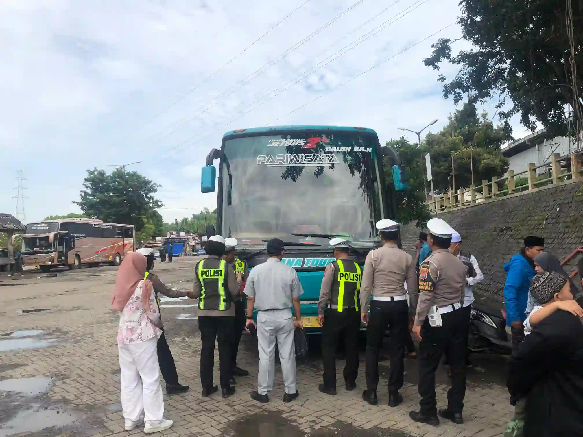 Pastikan Keselamatan Peziarah, Satlantas Polres Gresik Gelar Ramp Check Bus Pariwisata di Kawasan Sunan Giri