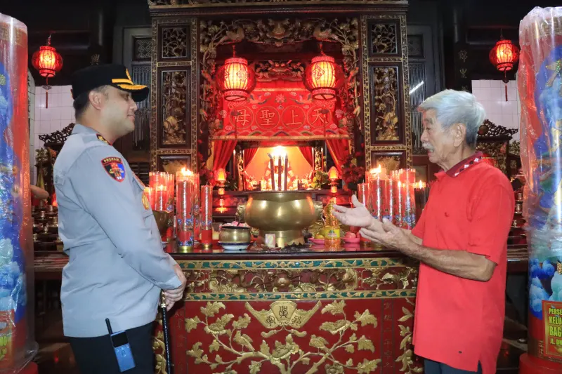 Pastikan Imlek 2577 Kondusif, Kapolres Gresik Tinjau Pengamanan di Klenteng Kim Hin Kiong