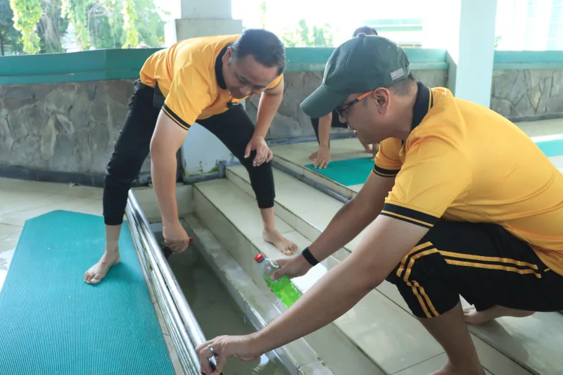 Kapolres Gresik Pimpin Aksi Bersih Masjid Agung, Wujud Nyata Program ASRI Presiden Prabowo