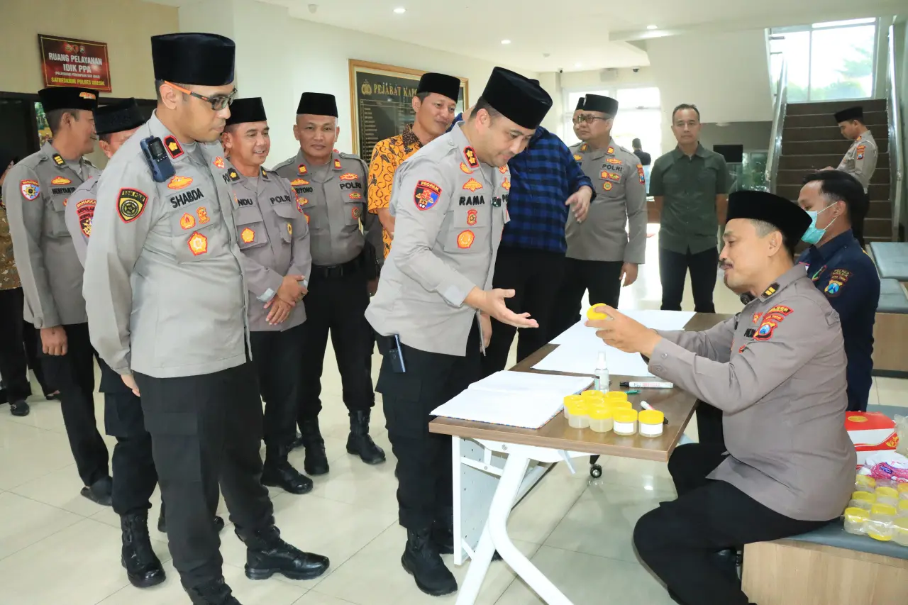 Kapolres Gresik Pimpin Tes Urine PJU, Seluruh Pejabat Utama Polres Gresik Negatif Narkoba
