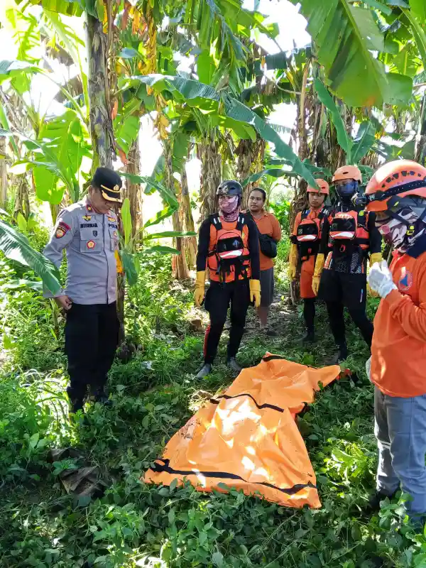 Polres Gresik bersama BPBD Bergerak Cepat Evakuasi Korban Terseret Selokan di Driyorejo Ditemukan Meninggal Dunia
