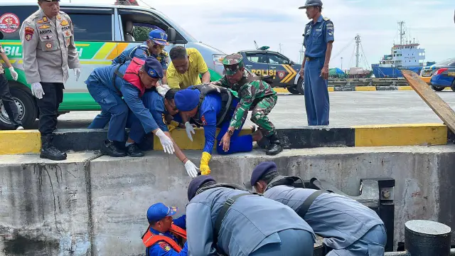 Hari Ketiga Pencarian, Satpolairud Polres Gresik dan Tim SAR Berhasil Temukan Korban KM Dharma Ferry VII