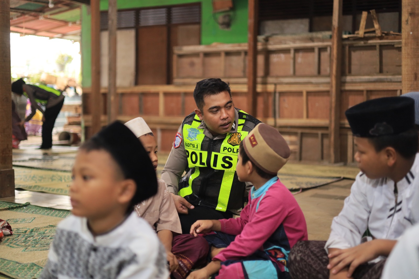 Police Goes to Pondok Pesantren, Satlantas Polres Gresik Tanamkan Tertib Lalu Lintas ke Santri