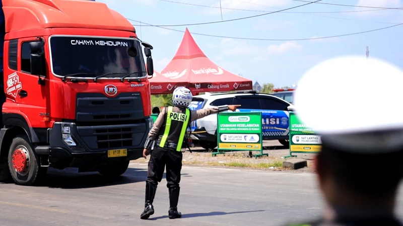 Jaga Kelancaran Arus Mudik, Satlantas Polres Gresik Tertibkan Angkutan Barang Sumbu 3 di Bunder