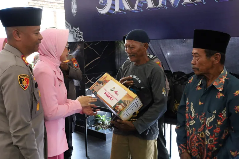 Ramadhan Berbagi : Polres Tulungagung Salurkan Bantuan Sembako Untuk Penggali Kubur dan Bilal Jenazah