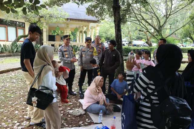Tinjau Kawasan Wisata Ragunan, Polri Pastikan Keselamatan dan Kenyaman Masyarakat Saat Libur Lebaran
