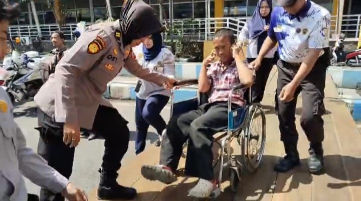 Sigapnya Polwan Polresta Sidoarjo Bantu Disabilitas di Terminal Purabaya saat Arus Balik