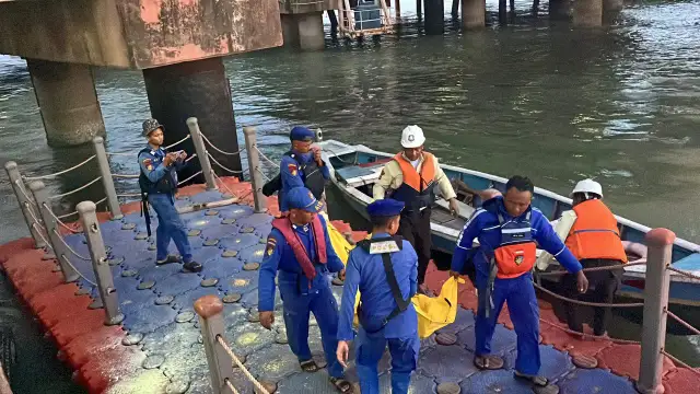Respons Cepat Satpolairud Polres Gresik Bantu Evakuasi Jasad Lansia di Dermaga Pelabuhan Petro