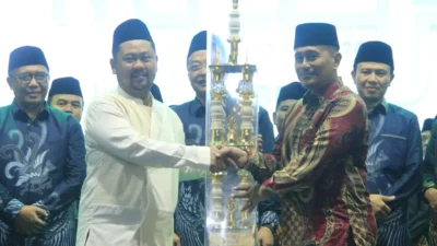 Bupati Gresik saat menunjukkan prestasi qori' qoriah kab Gresik menjadi juara umum tingkat Jawa Timur di Jember pada 2025 lalu