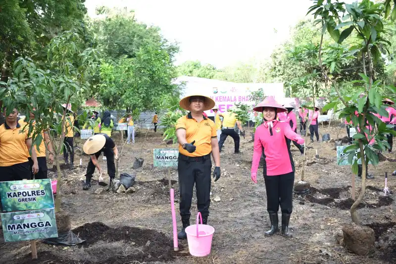 Hijaukan Gresik, Yayasan Kemala Bhayangkari Tanam Puluhan Pohon Produktif di Asrama Randuagung