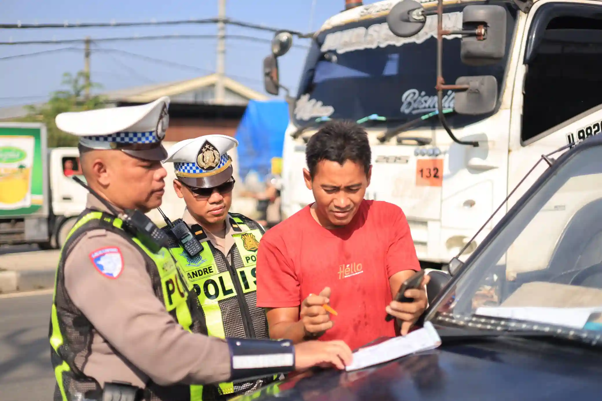 Polres Gresik Tindak Tegas Truk Nakal Langgar Jam Operasional di Pantura, Pelanggar Diputar Balik dan Diberikan Sanksi