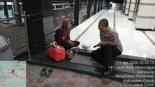 Respon Cepat Polisi Gresik, Bantu Warga Terlantar Hingga Diantar Naik Bus ke Terminal Bunder
