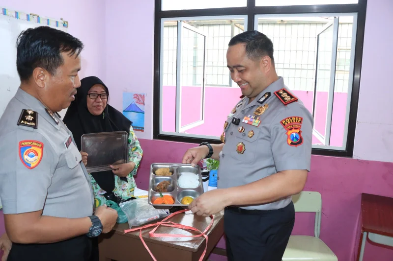Polres Gresik Dukung Program Presiden, Kapolres Tinjau SPPG dan MBG di SLB Kemala Bhayangkari 2