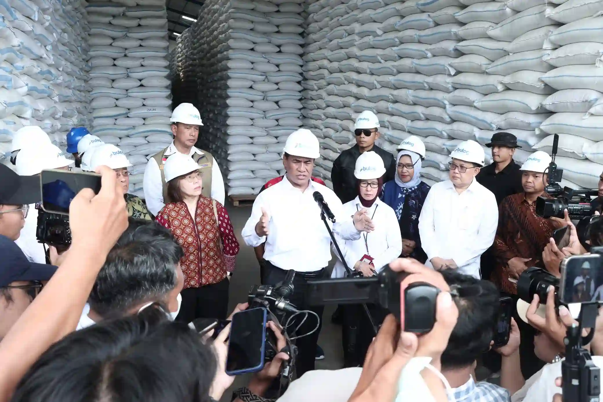 Dukung Asta Cita Ketahanan Pangan, Polres Gresik Kawal Kunjungan Mentan Tinjau Gudang Bulog