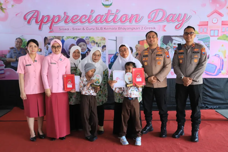 Wujud Kepedulian, Kapolres Gresik dan Ketua Bhayangkari Beri Apresiasi Guru serta Siswa Berprestasi SLB Kemala Bhayangkari 2