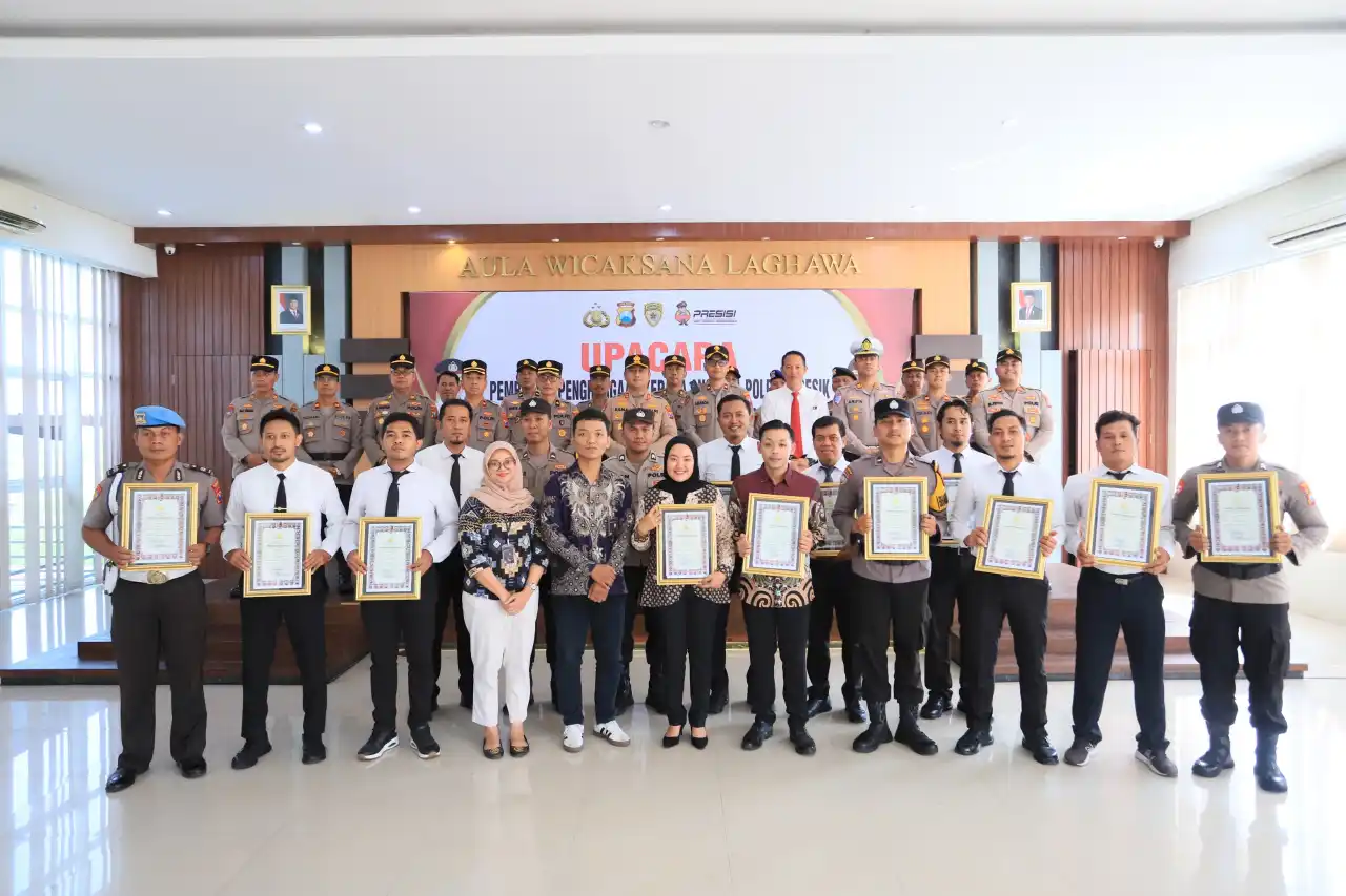 Kapolres Gresik Beri Reward Personel Berprestasi, Dorong Semangat Pengabdian dan Pelayanan